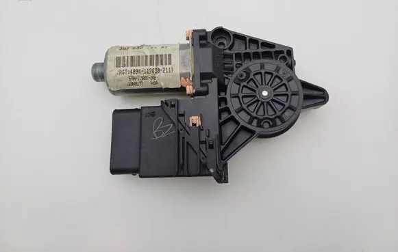Volkswagen PASSAT B5 Rear door window regulator motor 3B9839751AT 101439203 0130821697