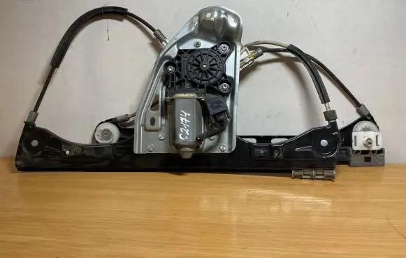 Mercedes-Benz C W203 Front door electric window regulator 2037201746 C2174