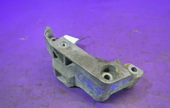 Nissan Tiida C11 Engine mounting bracket
