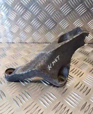 Audi A4 S4 B7 8E 8H Engine mounting bracket 8E0199307S