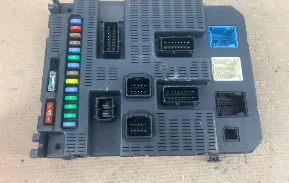 Peugeot 207 Comfort/convenience module 9663798380 2773674280208
