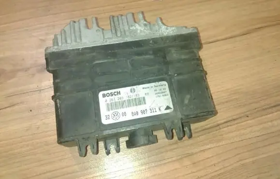 Volkswagen Golf III Engine control unit/module 8a0907311k 0261203182