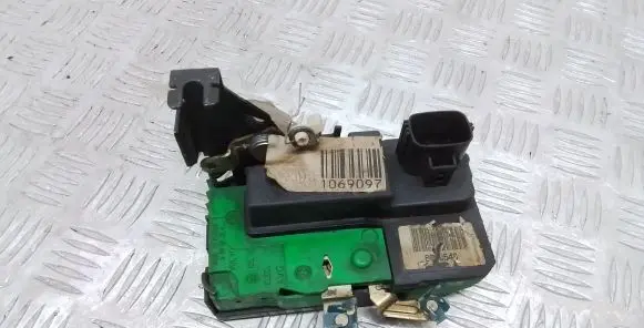 Volvo XC90 Front door lock 8650548