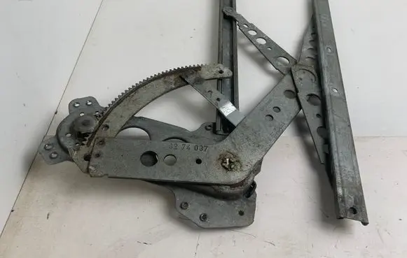 Saab 900 CD Front door manual window regulator 8274037