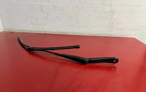 Front wiper blade arm