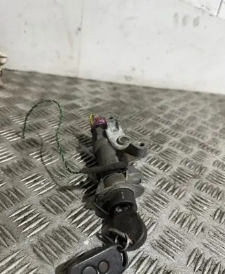 Volkswagen PASSAT B5 Ignition lock 4B0905851