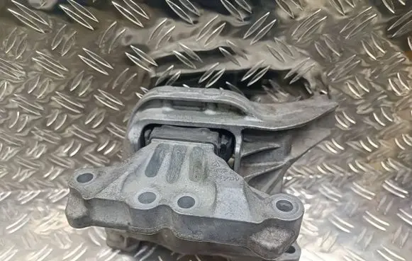 Peugeot 308 Engine mount bracket