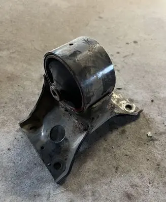 Nissan Primera Engine mount bracket