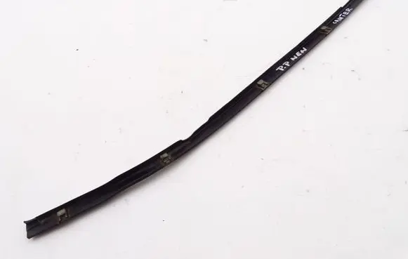 Mitsubishi Canter Front door windshield rail CANTER_96-05_LISTWA_ZGARNIAJĄCA_SZYBY_PRAWY_PRZÓD