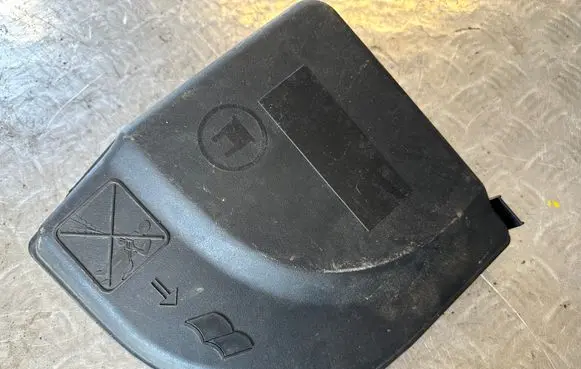 Peugeot 3008 I Fuse box cover 9658418180