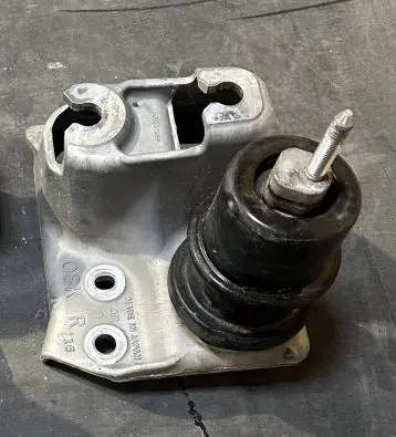 Subaru Outback (BS) Gearbox mounting bracket