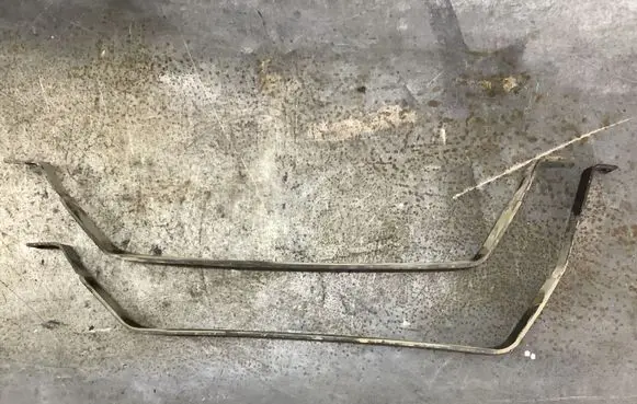 Fuel tank mounting bracket