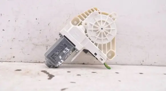Audi Q3 8U Front door window regulator motor 8K0959801B