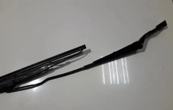 Volkswagen PASSAT B4 Front wiper blade arm 1H1955409B