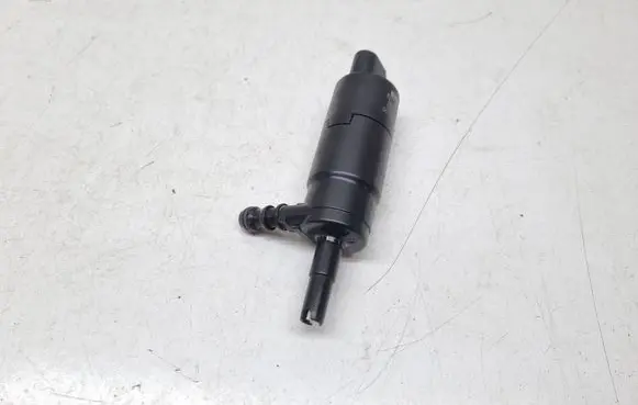 BMW X3 E83 Headlight washer pump 8377430