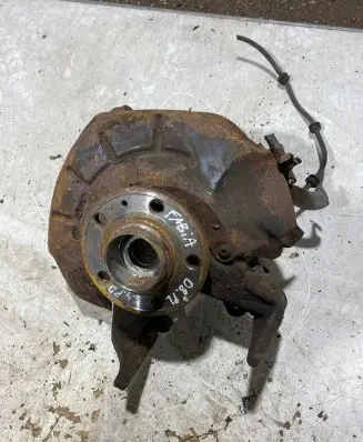 Skoda Fabia Mk2 (5J) Front wheel hub spindle knuckle