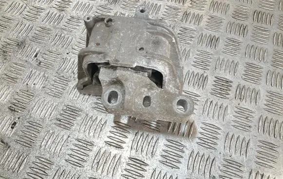 Volkswagen PASSAT B6 Engine mount bracket 1K0199262M