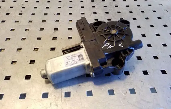 Volvo XC70 Front door window regulator motor 970713101