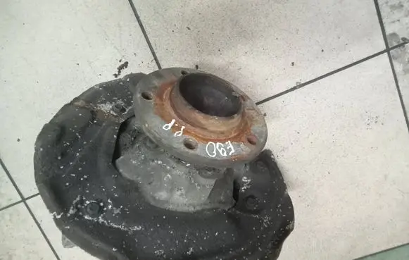 BMW 3 E90 E91 Front wheel hub spindle knuckle 0000