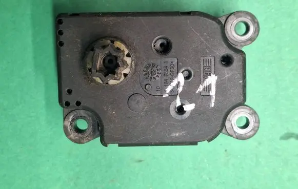 Citroen C3 Air flap motor/actuator F663746XC 191205595