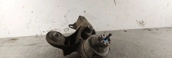 Volkswagen PASSAT B5 Engine mount bracket