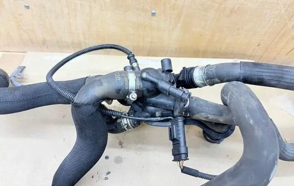 Peugeot RCZ Thermostat housing V759927780