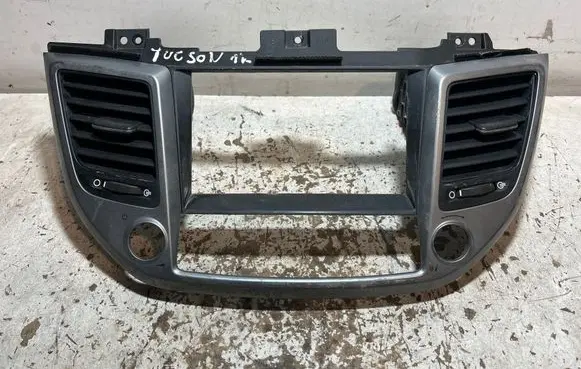 Hyundai Tucson TL Dash center air vent grill 84740D7100