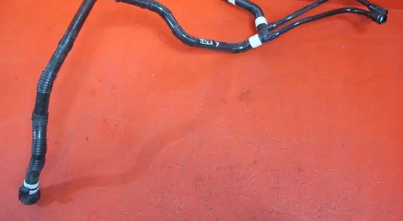 Tesla Model Y Engine coolant pipe/hose