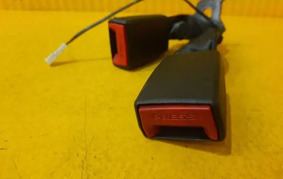 Middle seatbelt buckle (rear)