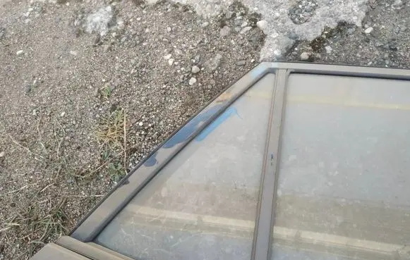 Rear vent window glass