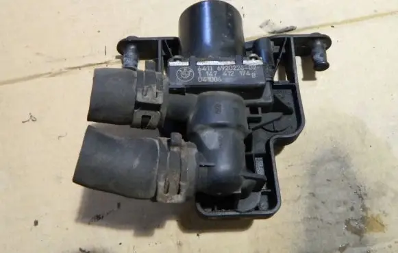 BMW 5 E60 E61 Coolant heater control valve 6920226