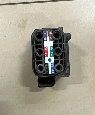 Audi A8 S8 D4 4H Air suspension valve block 4h0616013