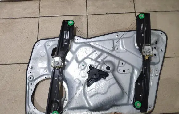 Volkswagen Tiguan Front door electric window regulator 5N0837755 5N2837729B