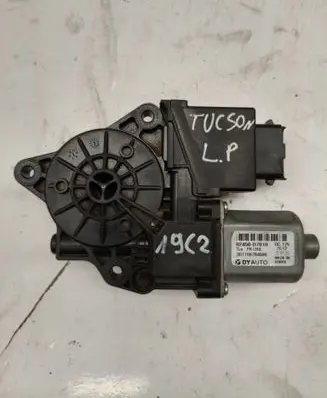 Hyundai Tucson TL Front door window regulator motor 82450D7010