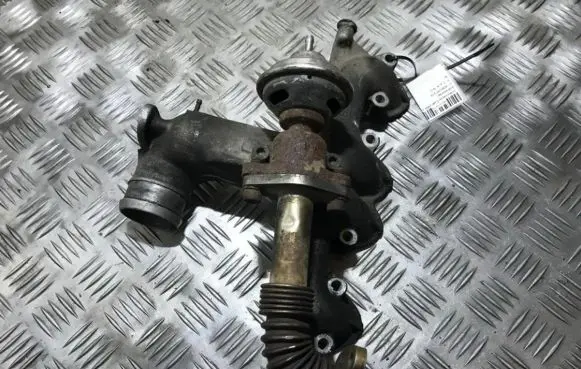 Volkswagen Golf III Intake manifold 028129713J