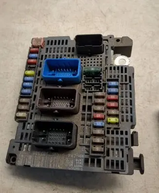 Peugeot 508 Fuse module 9677987580