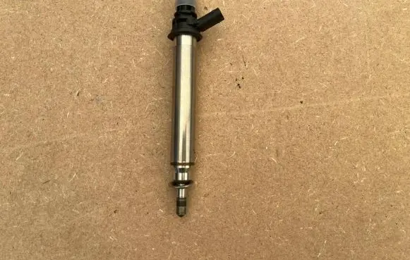 Mercedes-Benz C W205 Fuel injector A2560705600 35329