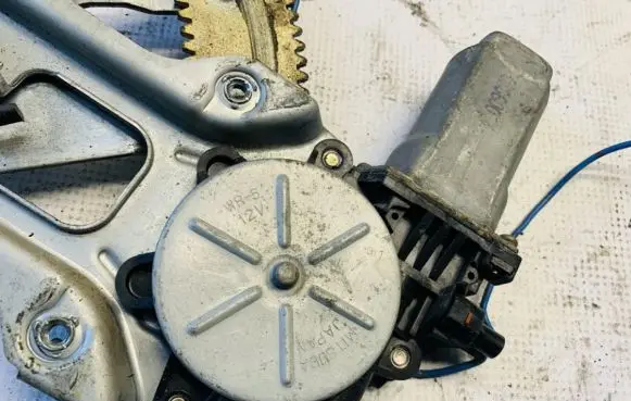 Subaru Impreza I Front door window regulator motor
