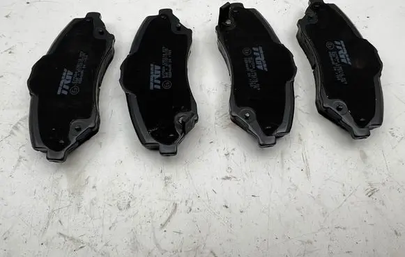 Chrysler Grand Voyager V Brake pads (front) GDB4605 90R01107 LUCAS