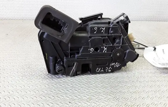 Volkswagen Jetta VI Rear door lock 5K4839015G