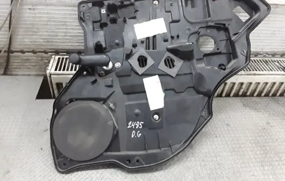 Rear door manual window regulator