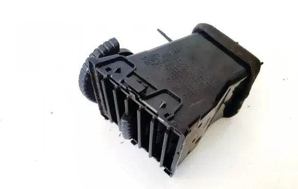 Nissan X-Trail T30 Dash center air vent grill 68750eq000