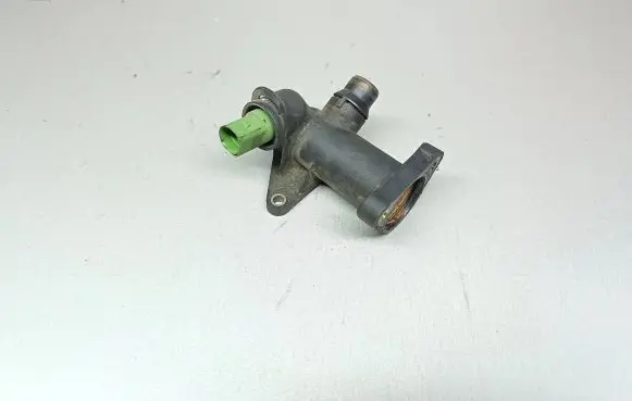 Volkswagen PASSAT B5 Engine coolant pipe/hose 058121133B