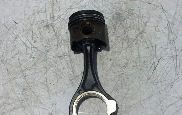 Mercedes-Benz Vito Viano W639 Piston with connecting rod