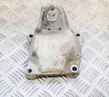 Engine mounting bracket