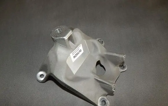 Engine mounting bracket