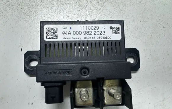 Mercedes-Benz GL X166 Charging relay A0009822023