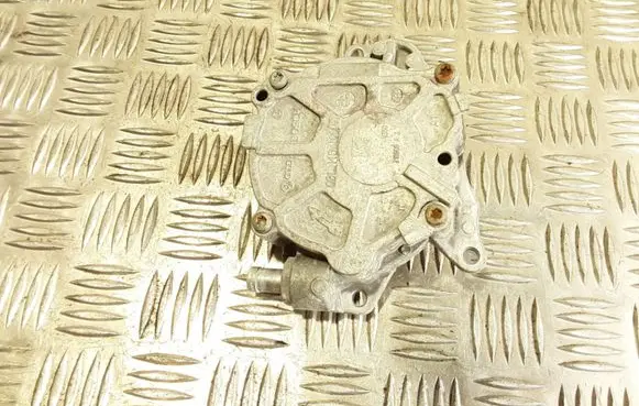 Volkswagen PASSAT B6 Vacuum pump 03L145100F