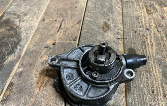 Mercedes-Benz C W203 Vacuum pump a6462300165 6462300165