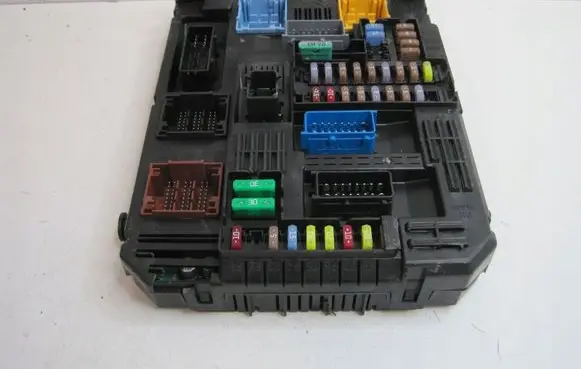 Peugeot Partner III Fuse box set 9832881380